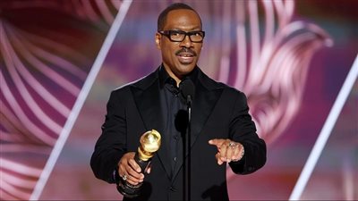 بعد تسلمه جائزة جولدن جلوب.. إيدي مارفي يسخر من صفعة الأوسكار: احتفظ باسم زوجة ويل سميث بعيدًا عن فمك