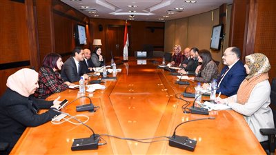 الهجرة تجتمع مع قطاع الاستثمار بأحد البنوك الوطنية لمناقشة سبل جذب استثمارات جديدة من المصريين بالخارج