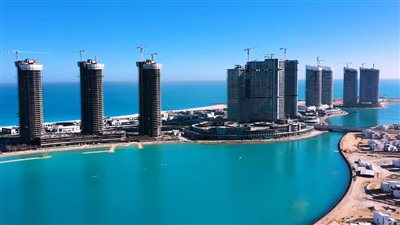 من أرض للألغام إلى وجهة عالمية.. معلومات الوزراء يصدر تقريرا عن العلمين الجديدة