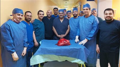 فريق طبي بمعهد جنوب مصر للأورام ينجح  في استئصال ورم خبيث يزن 20 كجم بالكلية اليمنى لمريض