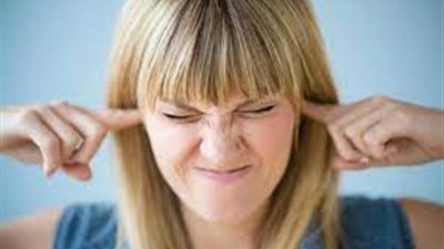 يسبب صمم دائم.. أطباء يحذرون من طنين الأذن خلال فصل الشتاء