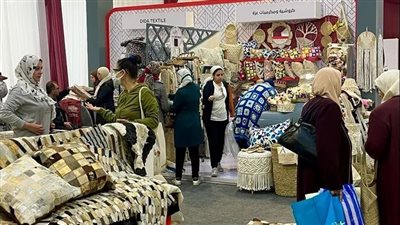 قبل غلقه بساعات.. توافد الزوار على المعرض العربي للأسر المنتجة بقصر القبة