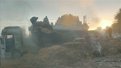 محملة بتبن للمواشي.. اندلاع حريق بـ تريلا في أسوان والحماية المدنية تسيطر