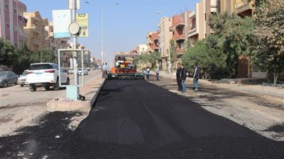 الإسكان: رفع كفاءة مشروعات الطرق الداخلية وربطها بالمحاور الرئيسية بمدينة السادات