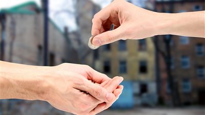 مركز الأزهر العالمي للفتوى الإلكترونية يوضح أنواع صدقة التطوع