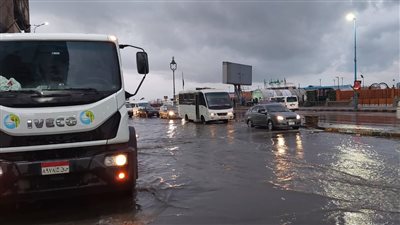 أمطار رعدية غزيرة تصل لحد السيول على الإسكندرية.. وجهود كبيرة للتعامل مع المياه | صور