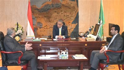 محافظ الفيوم يبحث سبل التوسع في المشروعات الصناعية.. وآليات تشغيل المصانع المتعثرة