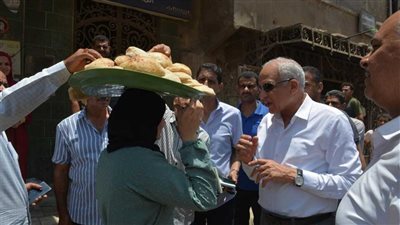 جولة مفاجئة لمحافظ الجيزة على المخابز للتأكد من عدم التلاعب في وزن رغيف الخبز