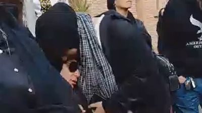 الفنانة ريم البارودي تدخل في نوبة بكاء هستيرية أثناء تشييع جثمان والدها بمقابر الوفاء والأمل | بث مباشر 