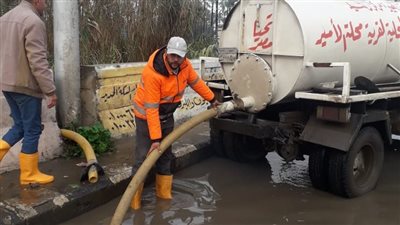 انتشار معدات الوحدات المحلية بشوارع وميادين البحيرة لشفط مياه الأمطار | صور