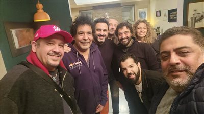 حميد الشاعري وهشام عباس وأكرم حسني في زيارة مفاجئة لـ محمد منير | صور