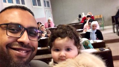 مراقب يحمل ابنة طالبة بمدينة الثقافة أثناء الامتحان: بتول بنت جميلة.. ومامتها مكنتش عارفة تحل 