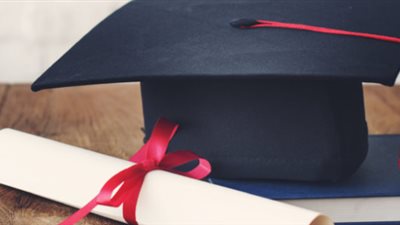 آداب دمنهور تخالف القانون وتناقش رسالة دكتوراة في 8 شهور.. وعميد الكلية يرد