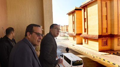 رئيس الوزراء يتفقد أعمال تطوير وحدات الإسكان التعاوني بالعريش