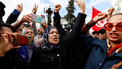 في ذكرى الثورة.. تظاهرات في تونس تطالب برحيل الرئيس قيس سعيد