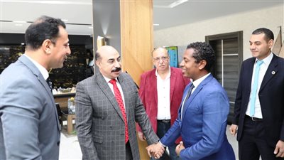 حياة كريمة بأسوان تقدم التهنئة ودرع المؤسسة للواء أشرف عطية