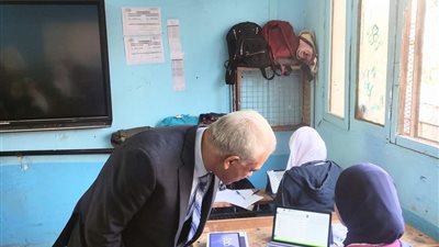 مدير تعليم القاهرة يتابع سير امتحانات الصف الأول الثانوي: تدخل فريق التطوير التكنولوجي فور ظهور عطل