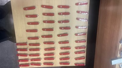 ضبط راكب بحوزته 45 قطعة سلاح أبيض بمطار القاهرة