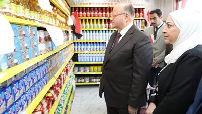 محافظ القاهرة يفتتح منفذ أهلا رمضان بشارع 9 في المقطم