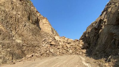 مصرع صياد وإصابة آخر إثر انهيار كتلة جبلية بمفيض توشكى في أبو سمبل