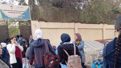 توافد طلاب الصف الأول الثانوي بالجيزة لأداء امتحاني العربي واللغة الأجنبية الثانية | صور