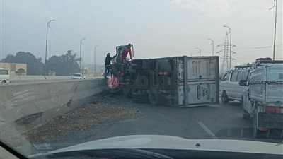 انقلاب سيارة نقل إثر اصطدامها بملاكي أعلى كوبري الوالدة بحلوان │صور