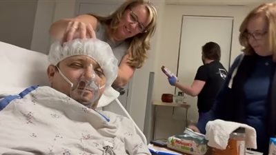 جيريمي رينر بطل مارفل يشارك صورة جديدة له من المستشفى