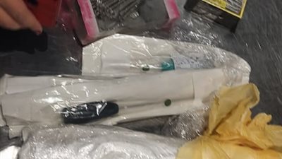 قادم من الشارقة.. ضبط راكب حاول تهريب كمية من مستلزمات جراحة العظام بمطار القاهرة | صور