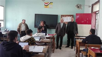 مدير تعليم القاهرة يتفقد لجان امتحانات الصف الثاني الثانوي.. ويشدد على عدم اصطحاب الهواتف المحمولة
