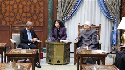 خلال لقائه الإمام الأكبر.. وزير الشؤون الإسلامية السنغافوري: خريجو الأزهر أسهموا في تنمية سنغافورة