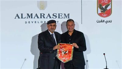 الخطيب يتبادل الدروع مع رئيس الشركة الراعية للأهلي