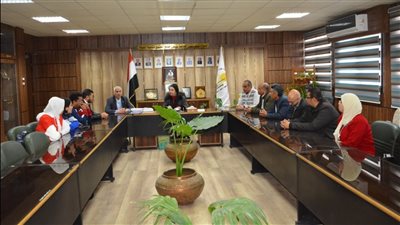 رئيس جامعة أسيوط تستقبل فريق عباقرة الجامعة وتطالبهم بحصد الكأس