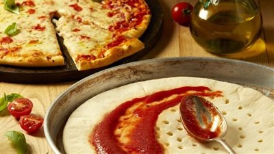 طريقة عمل البيتزا في البيت سهلة وسريعة