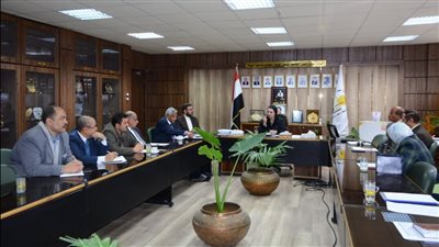 رئيس جامعة أسيوط تترأس اجتماع لجنة تجميل الحرم الجامعي