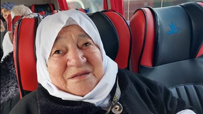 55 عاما في خدمة الطلاب.. أم محمد تسافر لأداء العمرة المُهداة من محافظ بورسعيد | صور 