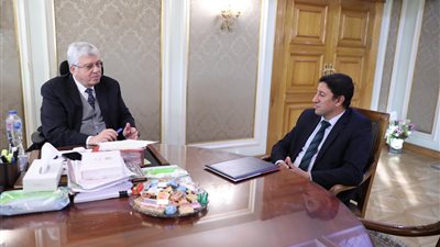 وزير التعليم العالي يبحث مع نقيب البيطريين مد مظلة قانون كادر المهن الطبية