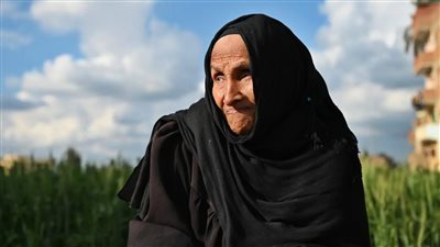 مسكت القلم في عهد السيسي | زبيدة الصعيدي تحارب الأمية في الـ87 من عمرها: عاصرت كل الرؤساء.. ولدي 15 حفيدا