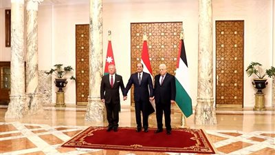 بيان القمة الثلاثية بالقاهرة: ضرورة وقف جميع الإجراءات الإسرائيلية الأحادية اللاشرعية