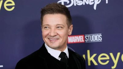 بعد شائعات بتر ساقه.. جيرمي رينر يستكمل باقي علاجه في منزله