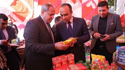 نائب محافظ المنيا يتفقد معارض أهلا رمضان بقرى مركز مطاي
