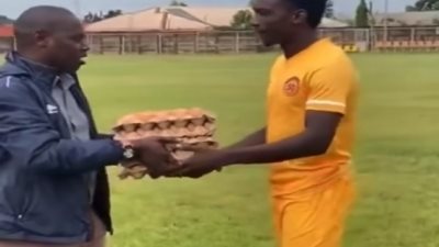 أحمد موسى عن حصول مهاجم بالدوري الزامبي على 5 أطباق بيض: أغرب جائزة في تاريخ كرة القدم