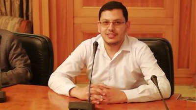 مدرس لغة إنجليزية يقدم حصصًا مجانية لمساعدة طلاب الثانوية