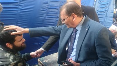 عميد أصول الدين بالأزهر ووكيلها يقرءان القرآن على طالب مر بأزمة صحية أثناء أدائه الامتحان