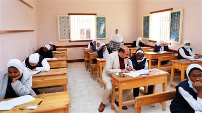 محافظ أسوان يتفقد لجان الشهادة الإعدادية للاطمئنان على أكثر من 27 ألف طالب 