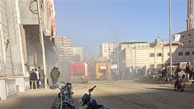 الحماية المدنية تسيطر على حريق داخل مول تجاري شهير بسوهاج | صور