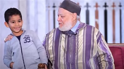بابا قالي أسلم عليك.. طفل يقتحم مجلس علي جمعة ويثير إعجاب مستخدمي السوشيال ميديا