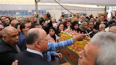 بتخفيضات 30%.. محافظ القاهرة يفتتح منفذين للسلع الغذائية في المعادي