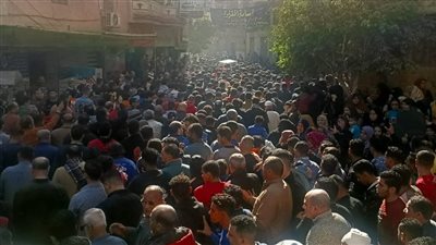 النعش مغطى بالورود.. تشييع جثمان شاب بالمحلة توفي أثناء عمله في الإمارات