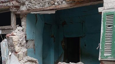 التحقيق في انهيار أجزاء من عقار وإصابة عامل وزوجته بالإسكندرية 