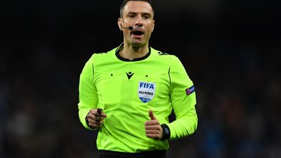 حكم القمة.. شهد تألق صلاح وخسارة الأرجنتين من السعودية وكثير البطاقات